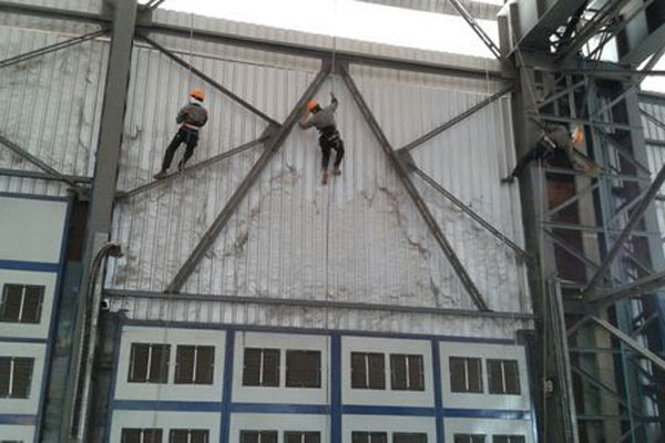 Quet mang nhen vach nha xuong