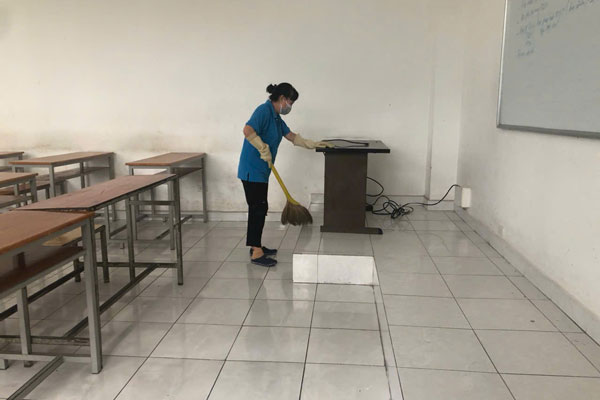 nhan vien tap vu dang lam viec