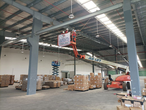 Quet mang nhen nha xuong