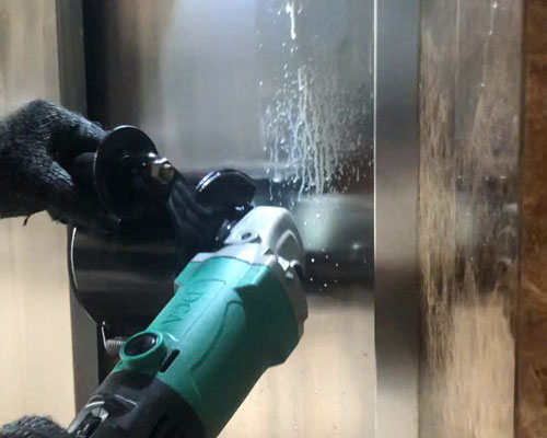 đánh bóng thang máy