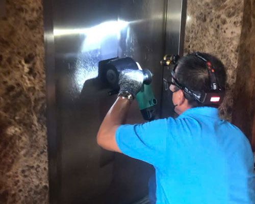 đánh bóng thang máy