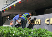 vệ sinh bảng hiệu