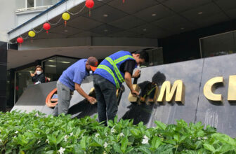 vệ sinh bảng hiệu