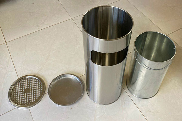 Thung rac inox co gat tan thuoc