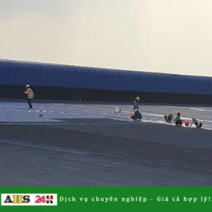 vệ sinh mái tôn bên ngoài nhà xưởng