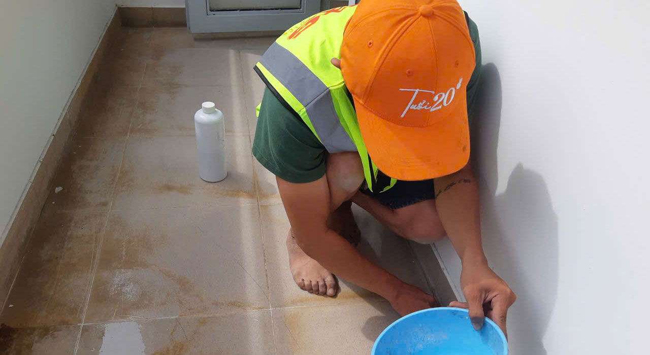 tẩy vết ố lâu năm trên sàn nhà