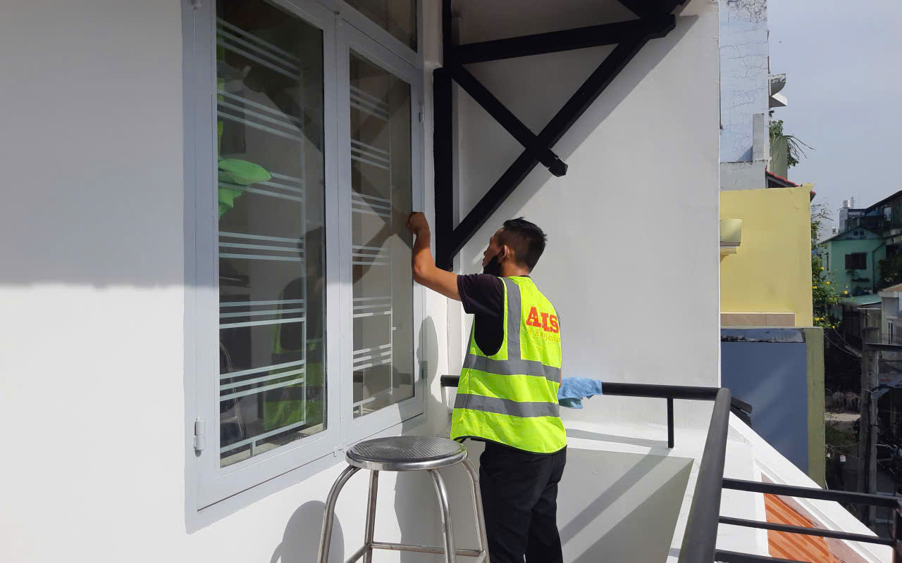 lau kính và khung cửa