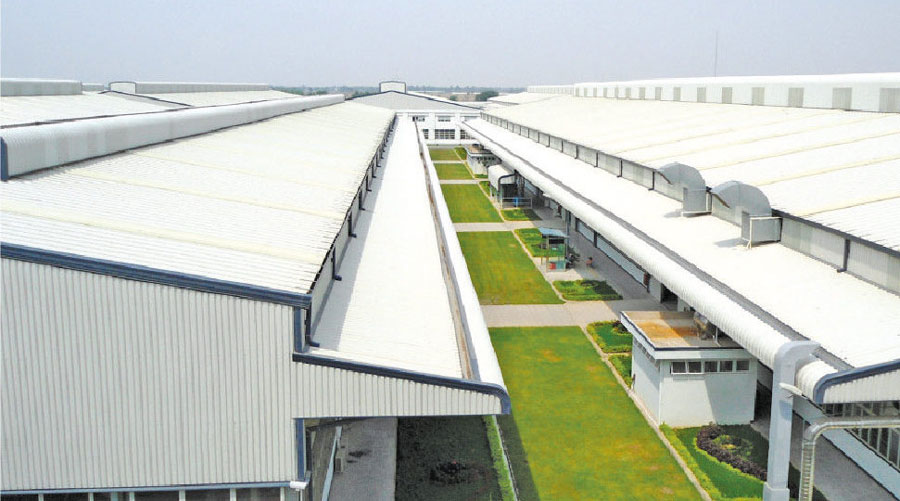 Mái tôn bên ngoài nhà xưởng