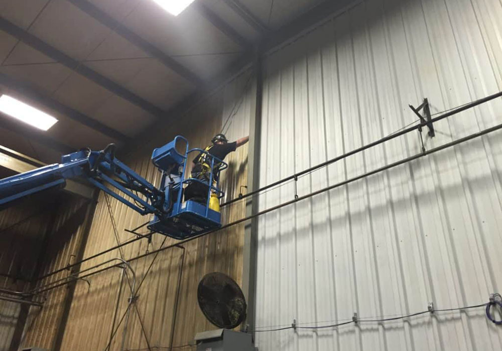 vệ sinh mái tôn bên trong nhà xưởng