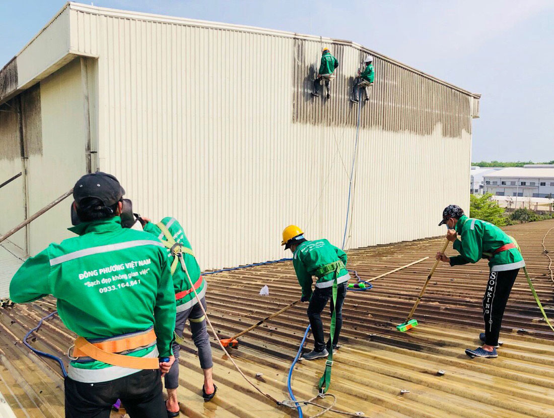 vệ sinh mái tôn bên ngoài nhà xưởng