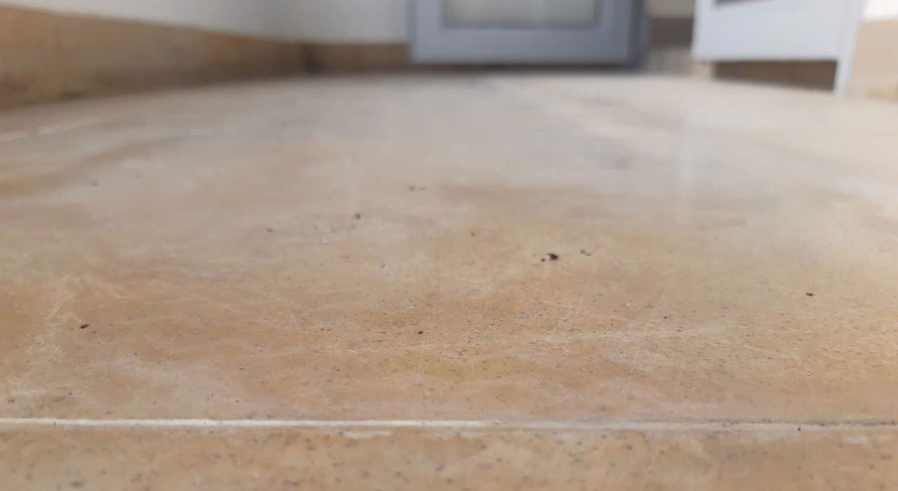 Vết ố bám trên sàn nhà