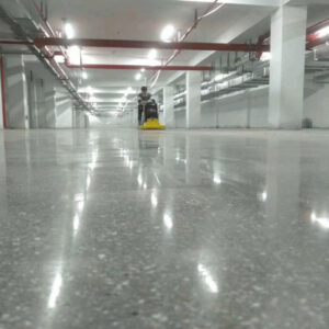 Sàn bê tông mới lắp xong đã được đánh bóng