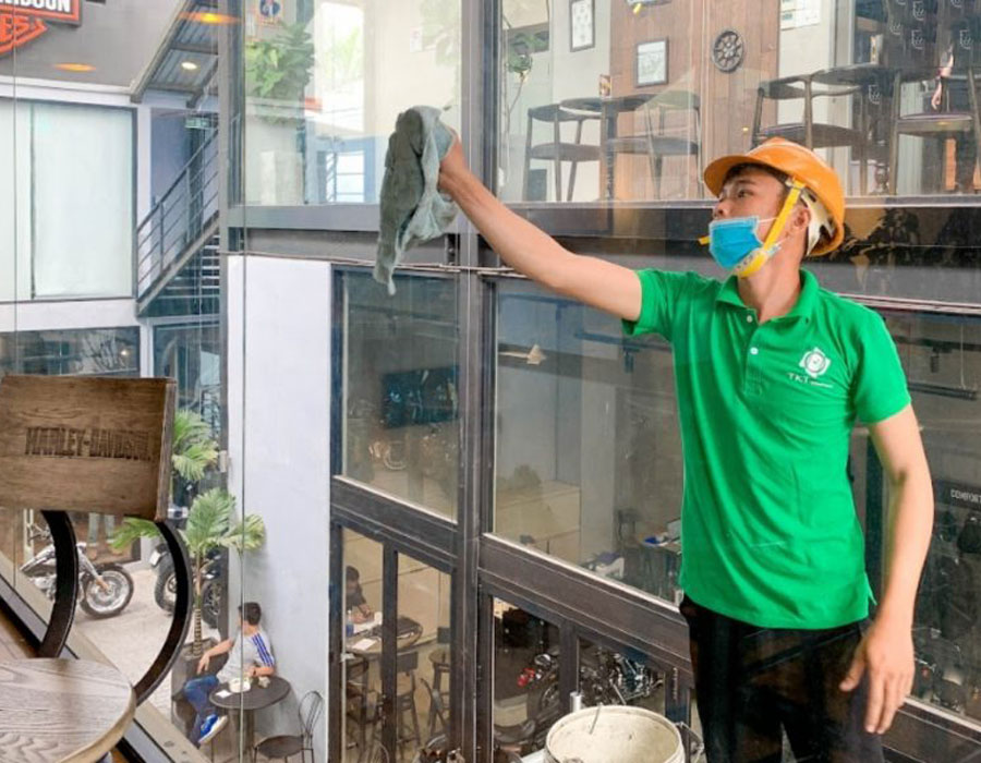 Ve sinh kinh ben trong toa nha