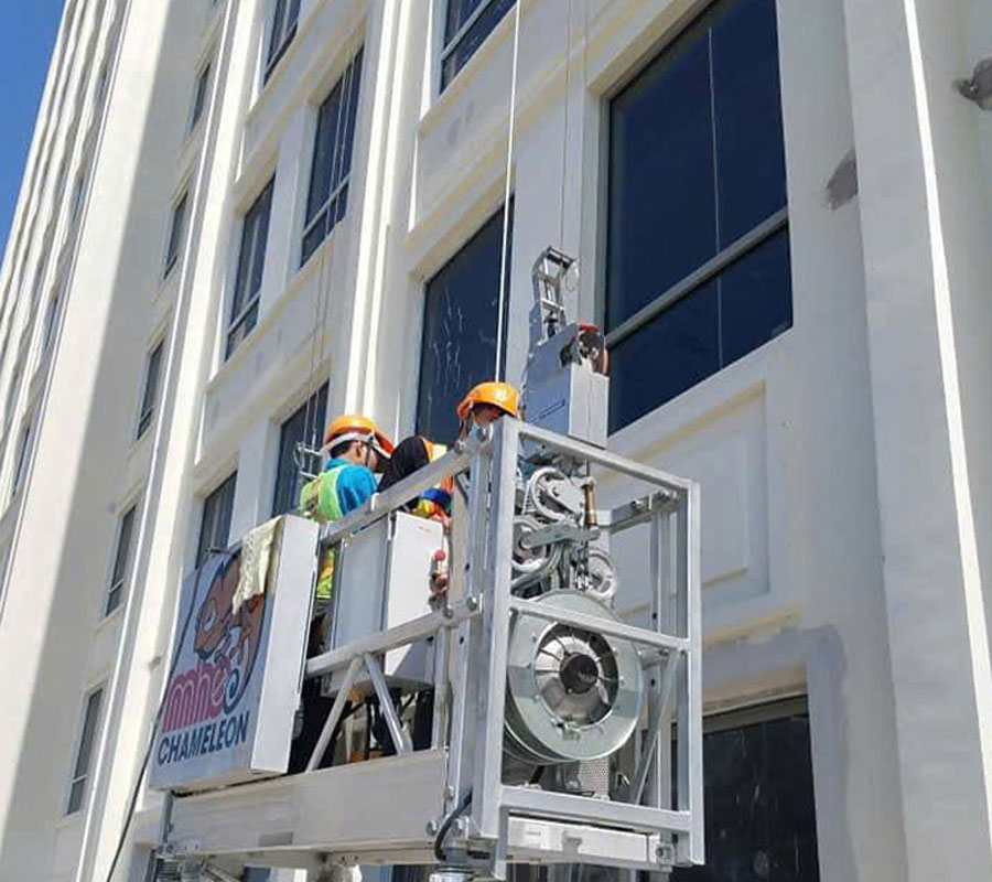 Dich vu lau kinh ben ngoai toa nha