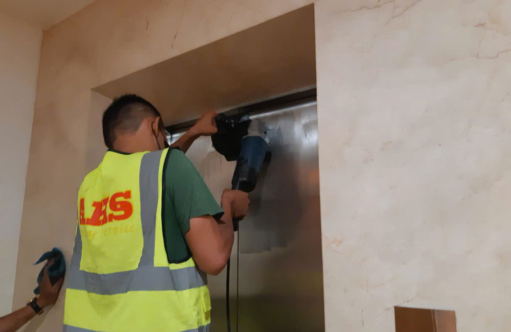 đánh bóng cửa ngoài thang máy