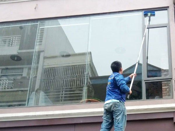 Ve sinh kinh ben trong toa nha