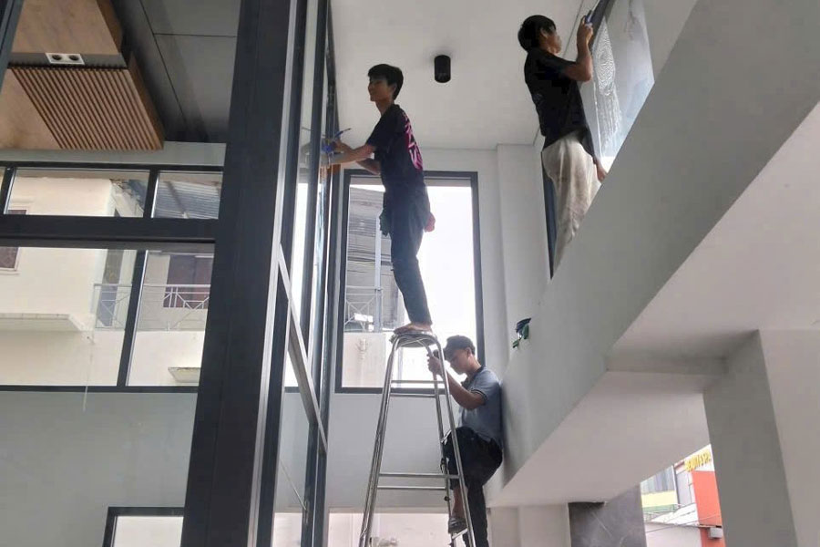 Ve sinh kinh ben trong toa nha