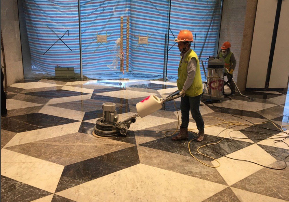 Nhân viên đánh bóng đá tự nhiên