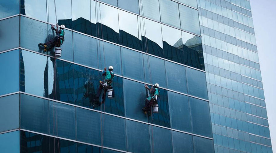 Dich vu lau kinh ben ngoai toa nha