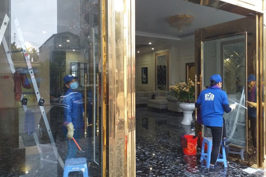 Ve sinh kinh ben trong toa nha