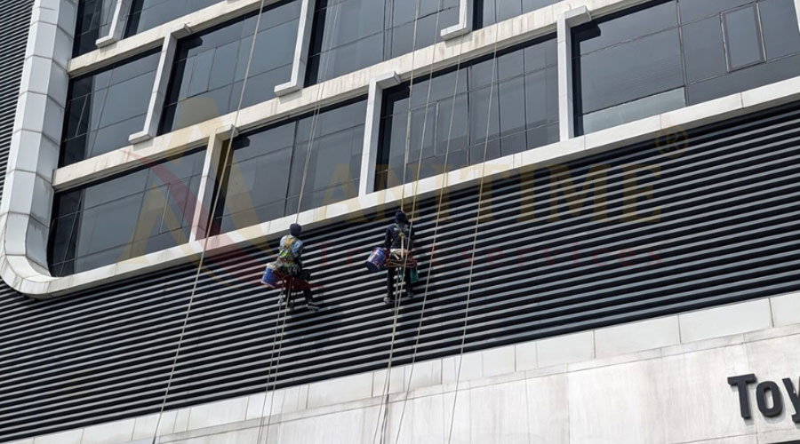 Dich vu lau kinh ben ngoai toa nha