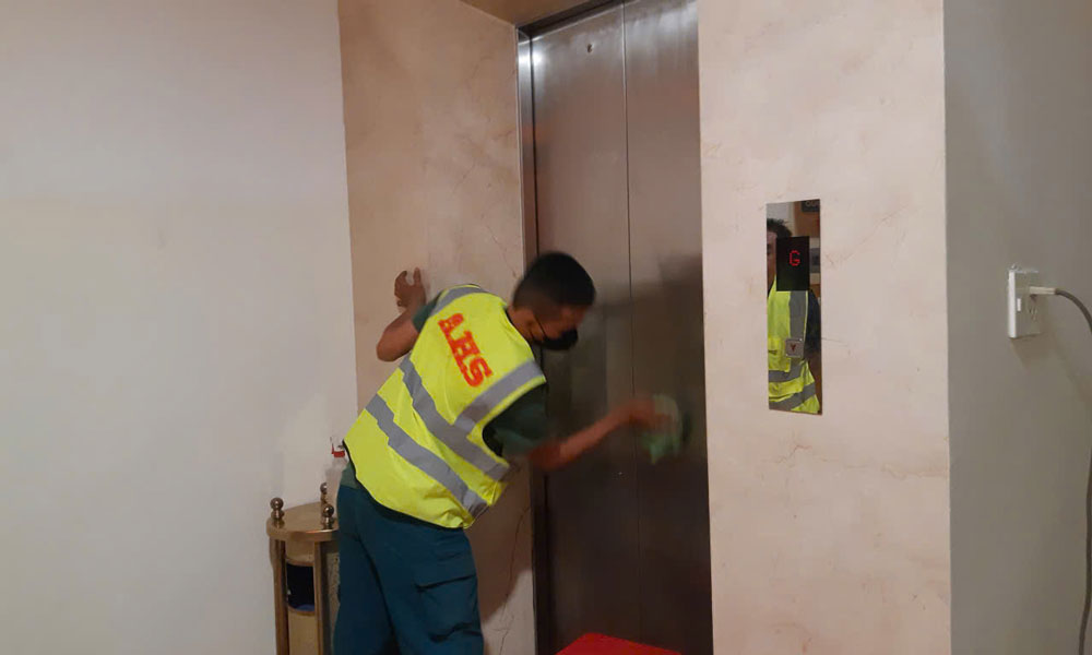 Vệ sinh toàn bộ bề mặt inox thang máy