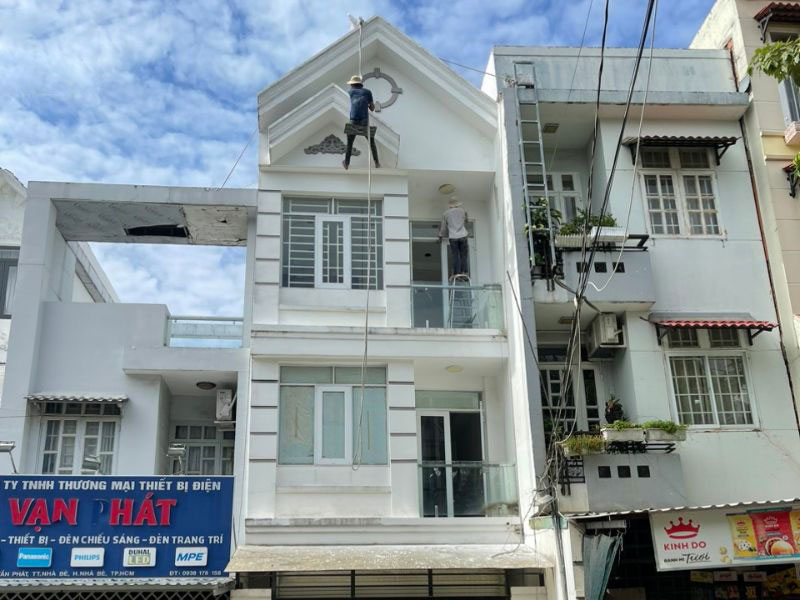 Cải tạo và sơn lại mặt tiền công trình